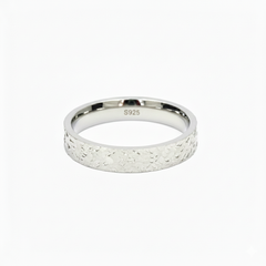 Silver Hammered Texture Daisy Band For Her