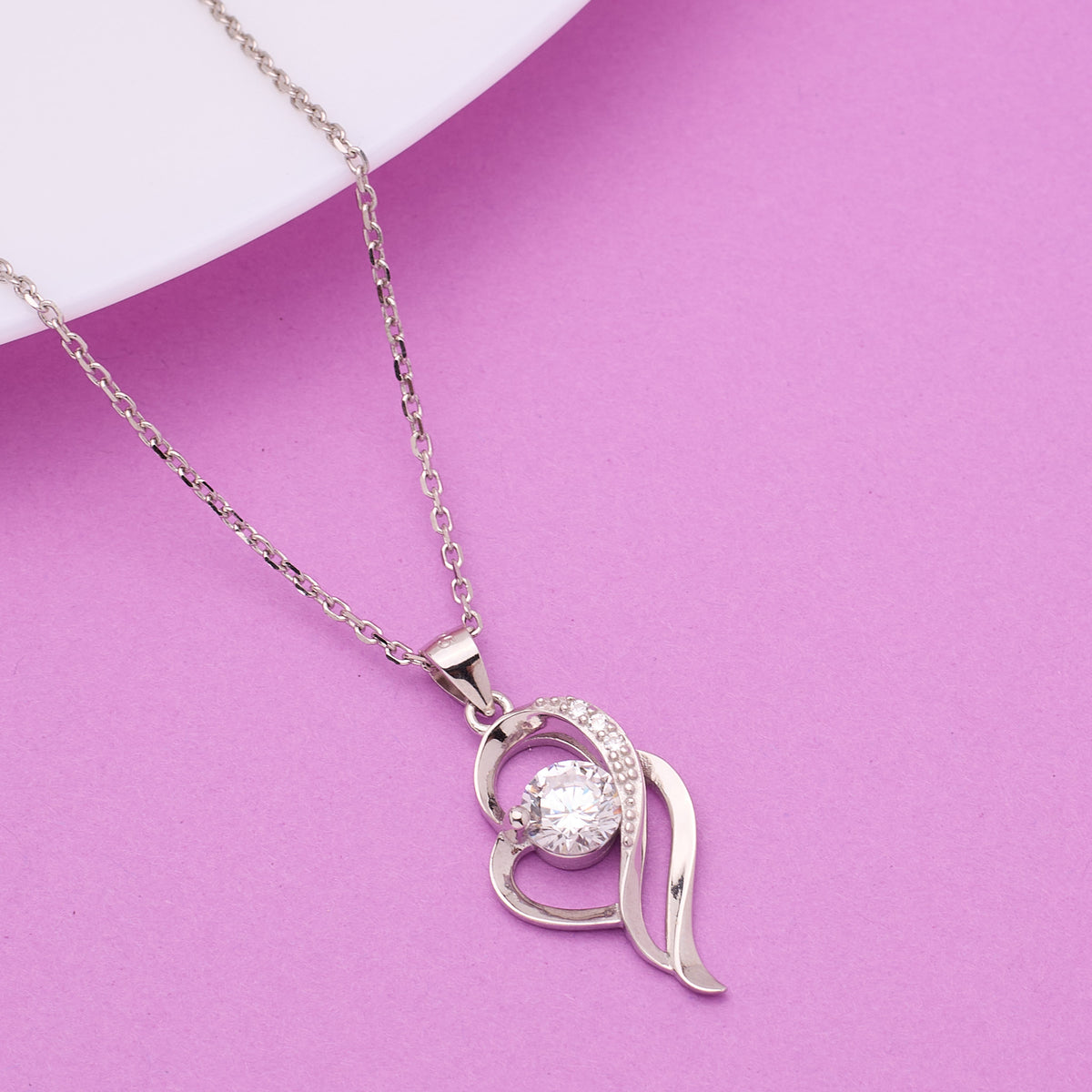 Silver necklace with a heart-shaped 925 silver pendant for women.