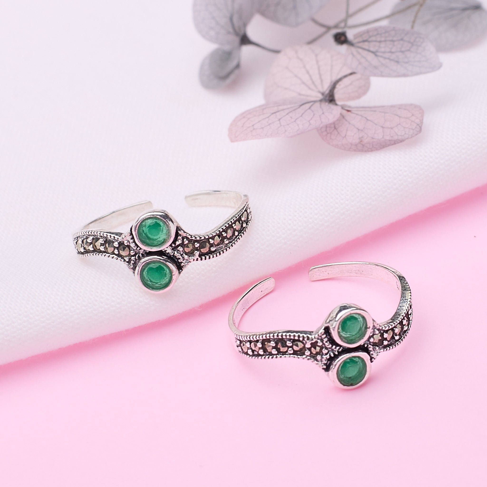 Silver Garland Green Toe Ring