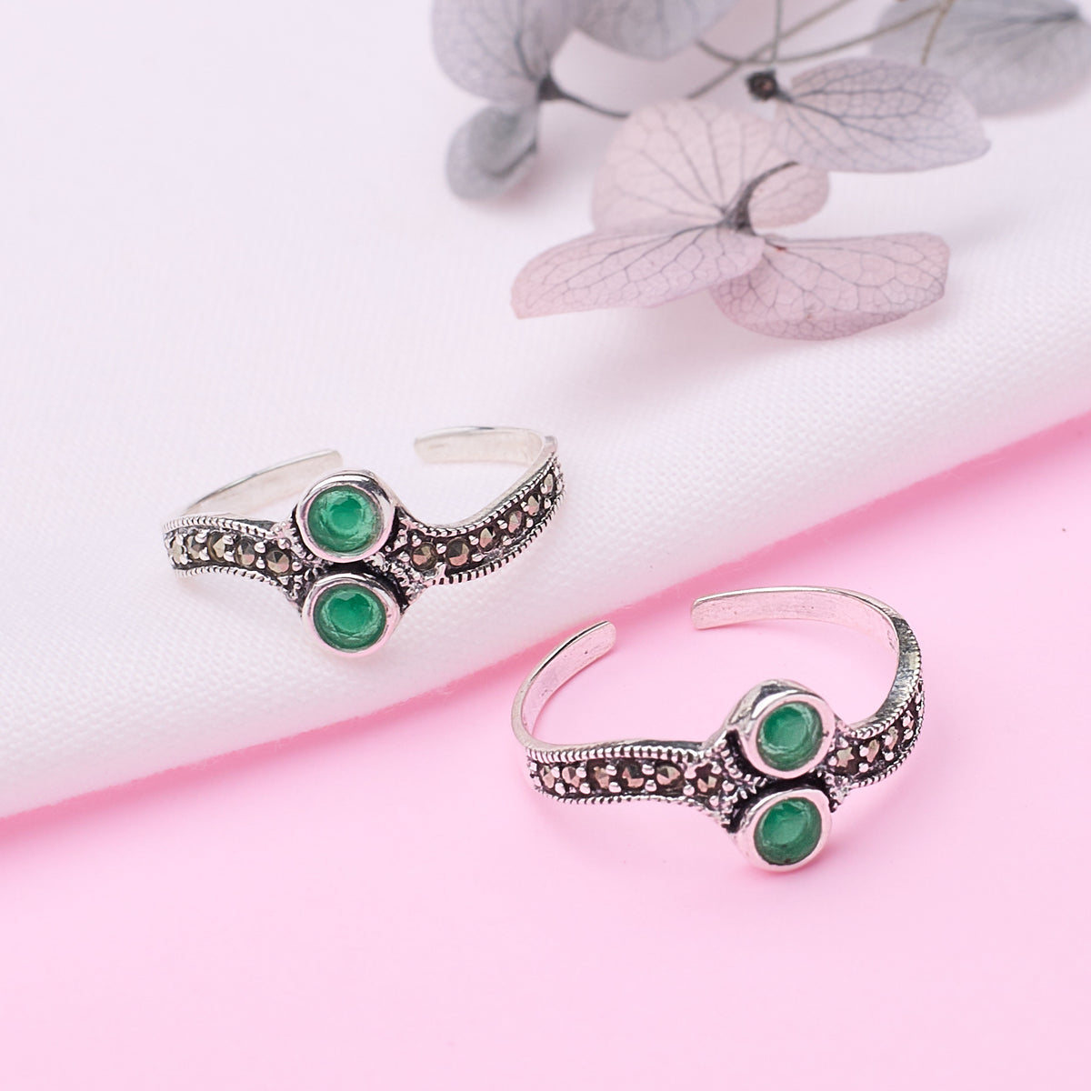 Silver Garland Green Toe Ring